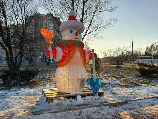 Снеговик из пластика сквозь который светит солнце