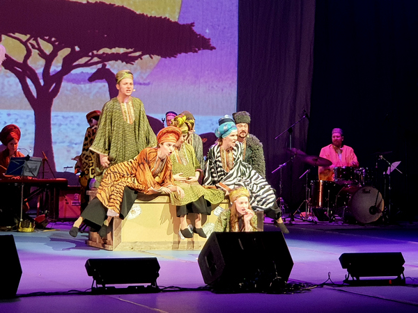 Солисты в костюмах зверей в Африке Выступление Московской областной филармонии