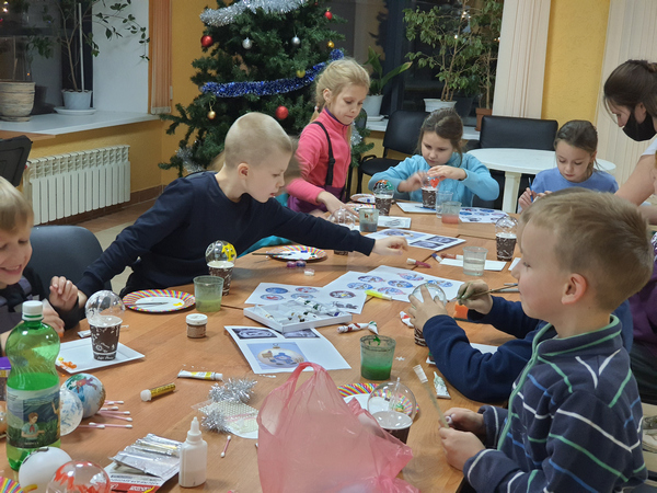 Дети рисуют за столом красками