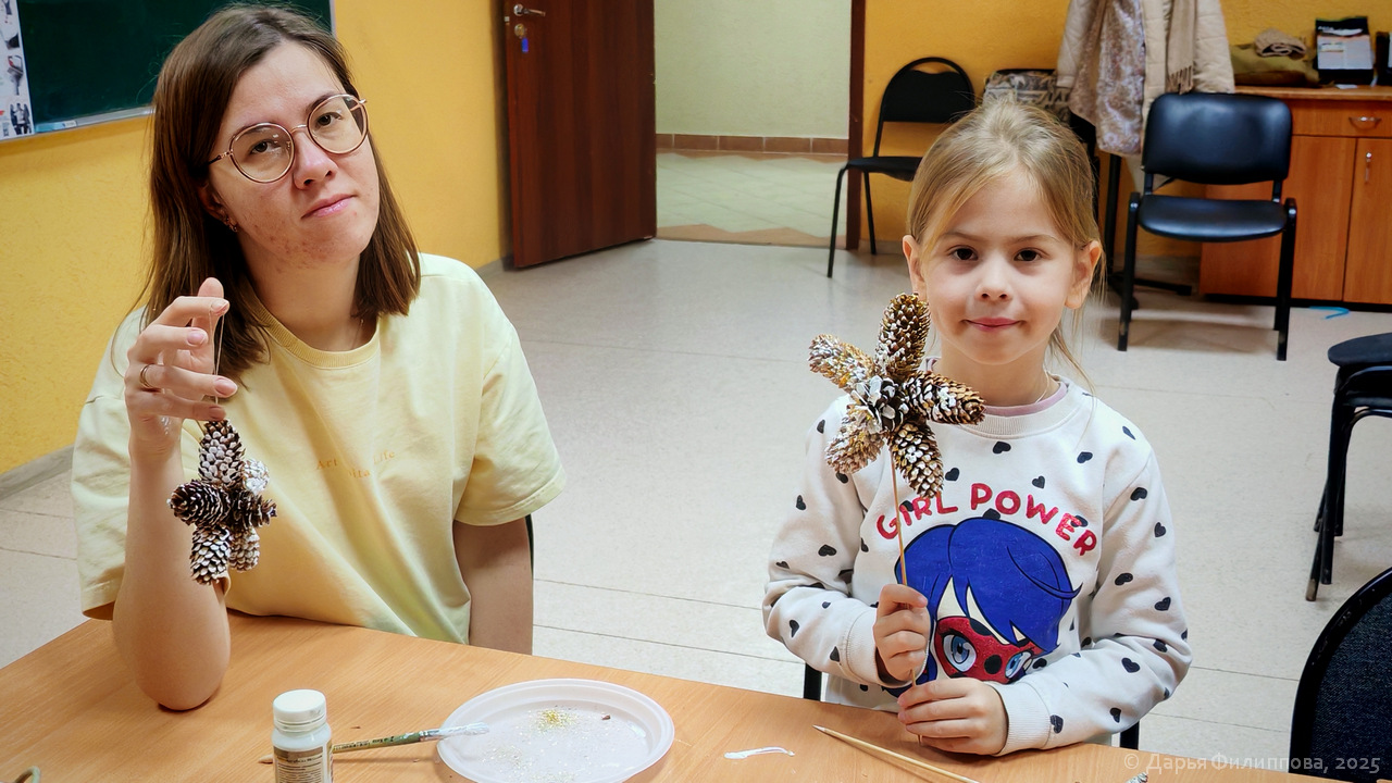 снежинки из шишек