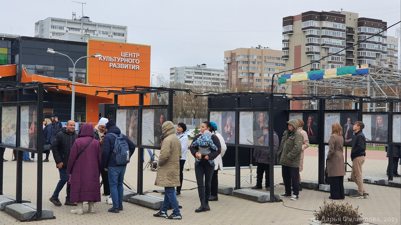 Выставка Всероссийского фотопроекта «Жёны героев» открылась на площади  Центра культурного развития «Вертикаль»