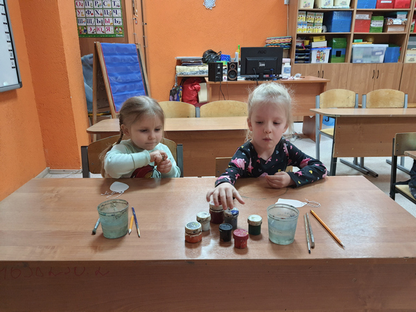 Две девочки рисуют красками на занятии в ЦКР Вертикаль