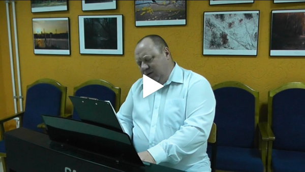 Игорь Сурков играет на пианино