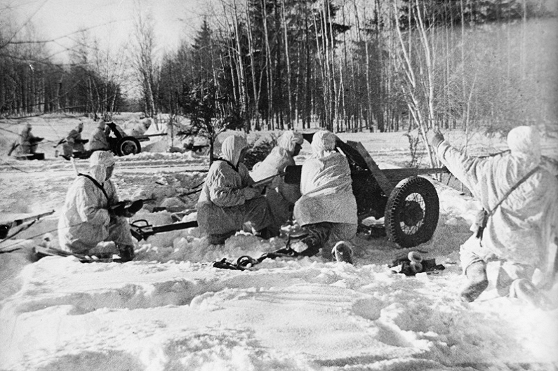 Советские артиллеристы у орудий зимой