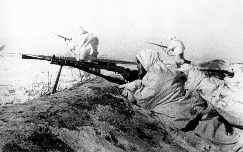 Советские солдаты на позиции
